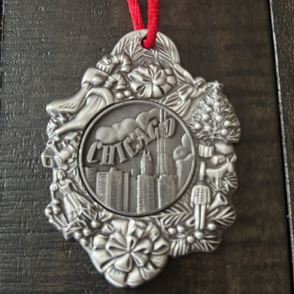 NWOT - vintage collection pewter Chicago Christmas ornament - Picture 2 of 5